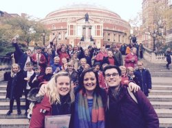 Taith y côr i’r Royal Albert Hall yn Llundain.