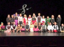 Perfformiad o ddrama Shakespeare, A Midsummer Night's Dream:
