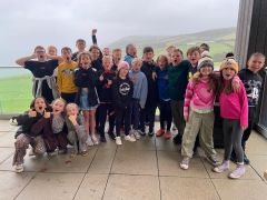 25 disgybl yn Llangrannog