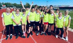 Disgyblion Blwyddyn 6 cyn y gêm bêl-droed