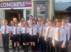 Cor yr ysgol tu fas i Theatr y Congress